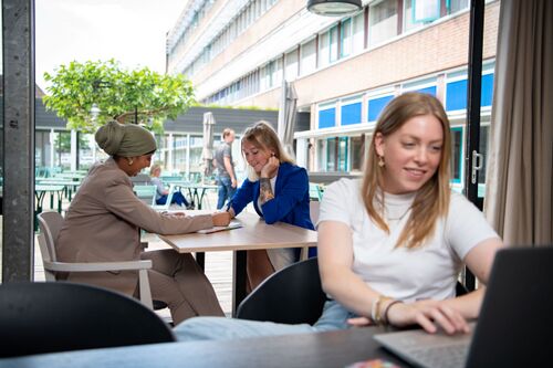 Studenten in hz cafe.jpg