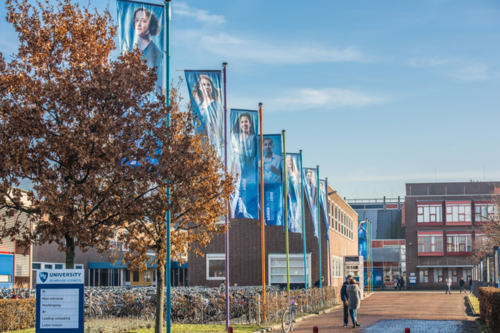 Vlaggen op HZ terrein.png