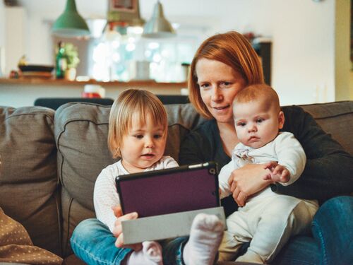 Moeder kinderen tablet.jpg